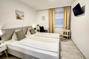 Postel nebo postele na pokoji v ubytování Hotel Bayrischer Hof