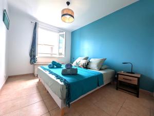 Ένα ή περισσότερα κρεβάτια σε δωμάτιο στο La Zoréole - Saint-Gilles - Calme et Serein