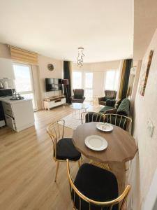 ein Wohnzimmer mit Tisch und Stühlen in der Unterkunft King Suite OJ9 in Esenyurt