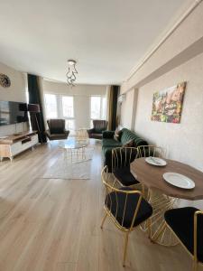 ein Wohnzimmer mit Sofa und Tisch in der Unterkunft King Suite OJ9 in Esenyurt