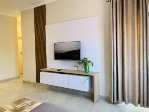 Μια τηλεόραση ή/και κέντρο ψυχαγωγίας στο wetsho luxury apartment