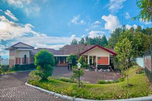a house with a courtyard in front of it at Villa Dua Sisi RedPartner in Paragajen