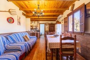 a living room with a couch and a table at Casa Rural La Jirola -Vivienda 2 in Escúllar