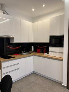 Kuchyňa alebo kuchynka v ubytovaní Apartamenty Wierzbowa 5