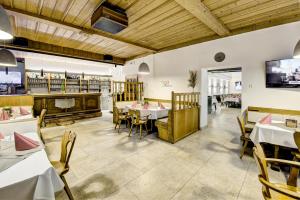 a dining room with tables and chairs in a restaurant at Hotel Alexandra in Wels