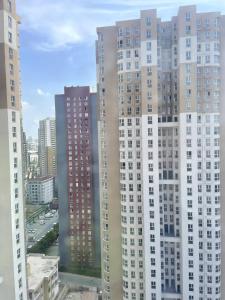 eine Gruppe großer Gebäude in einer Stadt in der Unterkunft Classic Suite TS33 in Esenyurt