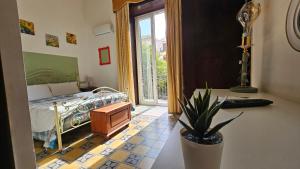 Un dormitorio con una cama y una planta en maceta. en Teatro del Sole Cavour, en Palermo 6 fotos más