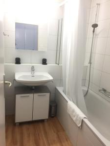 チューリッヒにある2BR flat close to lake, opera and city center - SF10の洗面台とバスタブのある白いバスルーム