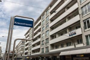 チューリッヒにある2BR flat close to lake, opera and city center - SF10の建物前の青い看板