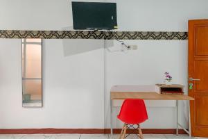 Μια τηλεόραση ή/και κέντρο ψυχαγωγίας στο RedDoorz Syariah Plus at Raisaespace Cianjur +16 φωτογραφίες