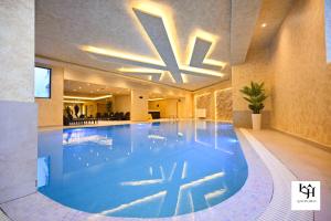 La alberca dentro o cerca de Luxury hills Zlatibor Spa&Wellness