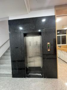 un corridoio con ascensore in vetro in un edificio di Raj Palace a Ajmer