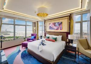 Postel nebo postele na pokoji v ubytování NagaWorld Hotel & Entertainment Complex