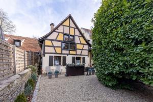 ein Haus mit einem gelben und schwarzen Haus in der Unterkunft Liberté - Magnifique maison proche Strasbourg in Schiltigheim