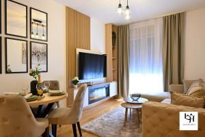 Una televisión o centro de entretenimiento en Luxury hills Zlatibor Spa&Wellness