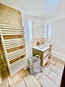 ein Badezimmer mit Waschbecken und Dusche in der Unterkunft Proche du Cours Saleya et de la plage, dans le vieux Nice, spacieux et climatisé in Nizza + 25 Fotos