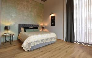 Un dormitorio con una cama y una ventana grande. en Gorgeous Apartment In Catania With Wifi, en Catania