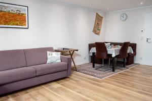 ein Wohnzimmer mit Sofa und Tisch in der Unterkunft Huus Gerda in Krummhörn