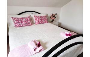 a bedroom with a bed with pink towels on it at 2 Bedroom Stunning Apartment In Isola Capo Rizzuto in Isola Capo Rizzuto