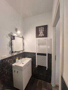 um banheiro com uma pia e um espelho em Alloggi Francesco em Florença mais 37 fotografias