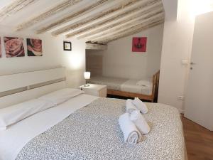 um quarto com duas toalhas brancas em uma cama em Alloggi Francesco em Florença