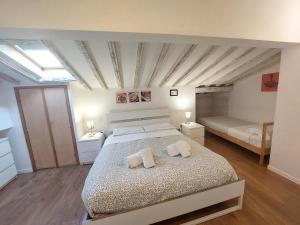 um quarto com uma cama com dois travesseiros em Alloggi Francesco em Florença
