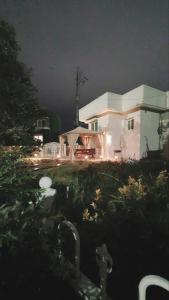 een wit huis met lichten ervoor bij Yangyang Shim Stay in Yangyang