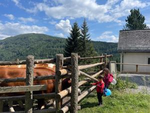 Deti v ubytovaní LaLo Alm - Berge erleben