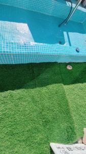 een uitzicht over een zwembad met groen gras bij Yangyang Shim Stay in Yangyang