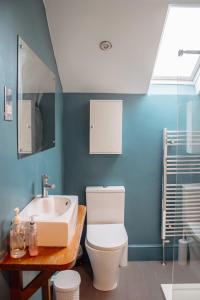 un bagno con un water bianco e un lavandino di Secret View Cottage, A Hidden Gem in Terrington a Terrington