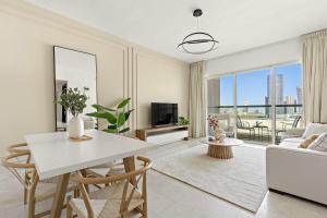 Μια τηλεόραση ή/και κέντρο ψυχαγωγίας στο Silkhaus Luxury 2BR in Marina Heights near Canal