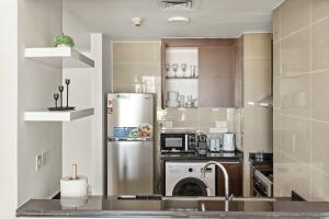 Η κουζίνα ή μικρή κουζίνα στο Silkhaus Luxury 2BR in Marina Heights near Canal +12 φωτογραφίες