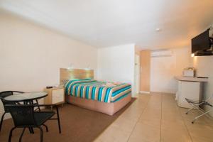 Postel nebo postele na pokoji v ubytování A & A Motel