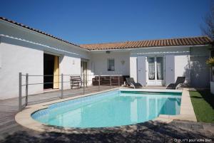 ein Swimmingpool im Hinterhof eines Hauses in der Unterkunft ღ Villa Océane Spacieuse Piscine&Jardin in La Couarde-sur-Mer
