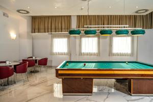 Biliár nebo kulečník v ubytování Prealpi Hotel