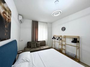 un dormitorio con una cama y un sofá en City Center Gem with Jacuzzi & Terrace, en Durrës