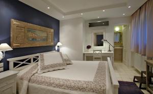 Un dormitorio con una cama grande y un baño. en WATERFRONT LUXURY Villa, en Agioi Theodoroi