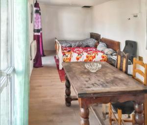 a dining room with a table and a bed at Studio confortable à Bellerive-sur-Allier 30 m² avec jardin in Bellerive-sur-Allier