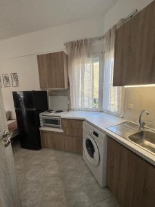 Kuchnia lub aneks kuchenny w obiekcie Capostango Apartments - Stunning Views of Libyan Sea
