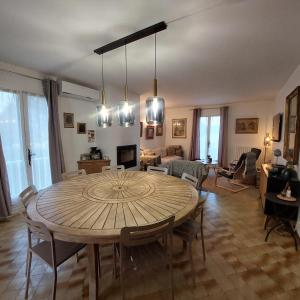 a living room with a large wooden table and chairs at Maison familiale à louer dans le Luberon in Dauphin