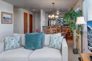 ein Wohnzimmer mit Couch und ein Esszimmer in der Unterkunft SNOW FLOWER 141 condo in Park City + 41 Fotos