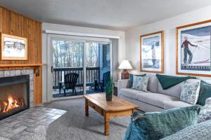ein Wohnzimmer mit Sofa und Kamin in der Unterkunft SNOW FLOWER 141 condo in Park City