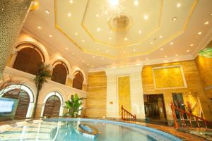 紹興的住宿－紹興咸亨大酒店，一座带天花板的大型游泳池