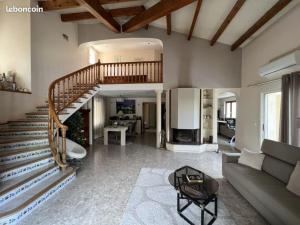 Μια τηλεόραση ή/και κέντρο ψυχαγωγίας στο Villa avec piscine