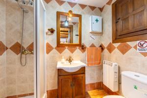 Koupelna v ubytování Casa Rural La Jirola -La Vivienda 1 + 15 fotografií