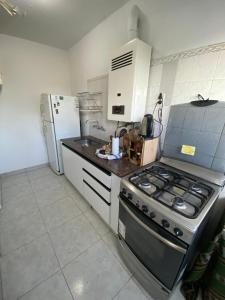 eine Küche mit Herd und Kühlschrank in der Unterkunft Tinku-Huasi Apart in San Salvador de Jujuy