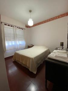 ein Schlafzimmer mit großem Bett und Fenster in der Unterkunft Tinku-Huasi Apart in San Salvador de Jujuy