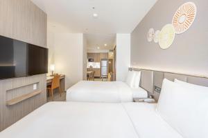 Postel nebo postele na pokoji v ubytování Holiday Inn & Suites Shin Osaka by IHG