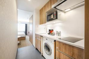 Holiday Inn & Suites Shin Osaka by IHG的厨房或小厨房