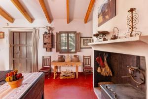 a living room with a fireplace and a table at Casica de Perintín in Ojós